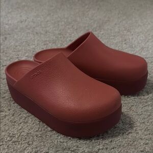 CROCS Viral Dylan Clogs - Strawberry